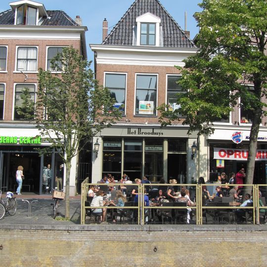 Pand met verdieping en forse rechte kroonlijst onder zadeldak