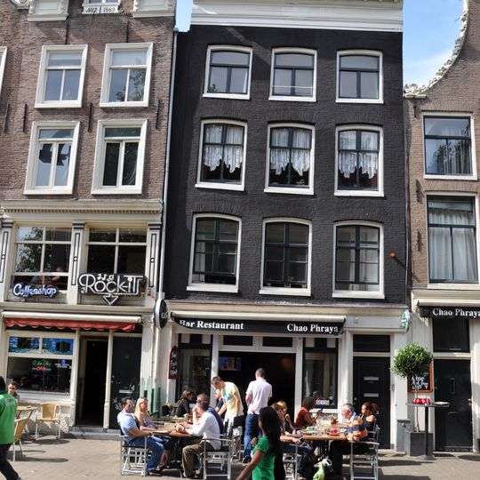 Pand met gevel onder rechte lijst