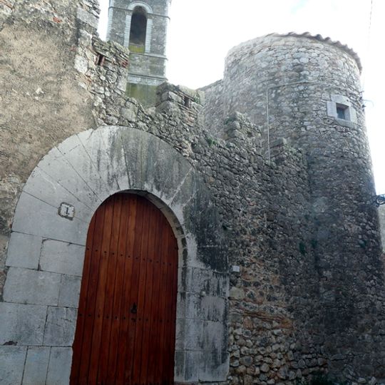 Casal fortificado junto a la iglesia