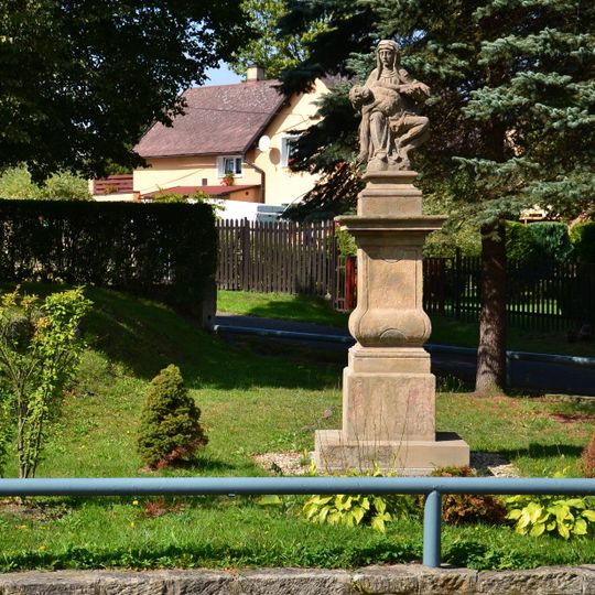 Socha Piety na návsi v Bynovci