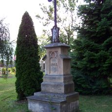 Kříž v místní části Čertousy u rybníka v Praze 20