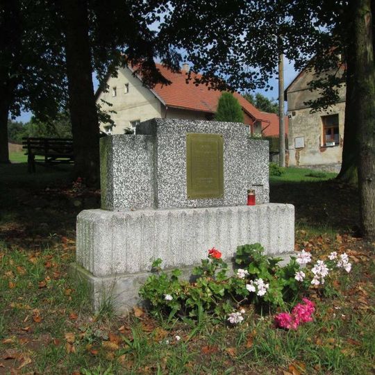 Pomník padlým v Ostrovci