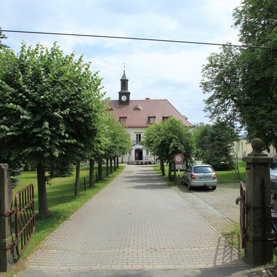 Einzeldenkmale der Sachgesamtheit Rittergut Kleindehsa: Herrenhaus , Nebengebäude , Reste der Einfriedung und Toreinfahrt, Grabplatte und Trog als Einzeldenkmale (siehe auch Sachgesamtheitsliste, gleiche Ansch