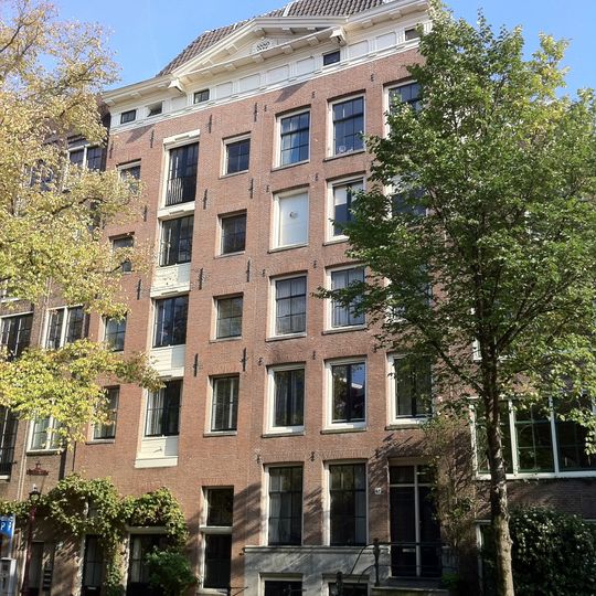 Pand achter gezamenlijke gevel met het nr 47