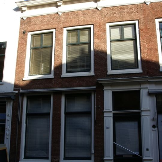 Huis met schilddak, waarin dakvenster