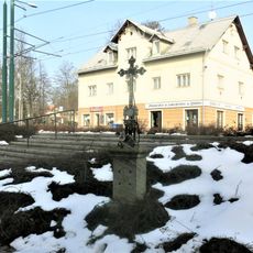 Kříž před kostelem ve Vratislavicích nad Nisou