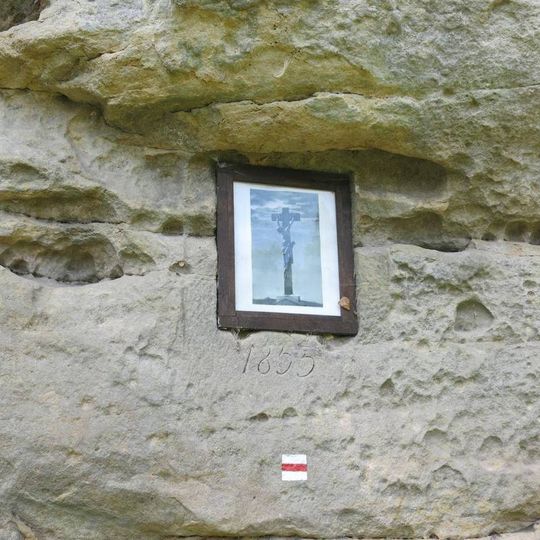 Obrázek na skále u cesty kolem Černého rybníka pod hradem Kost