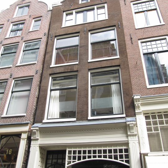 Pand met gevel onder rollagentop