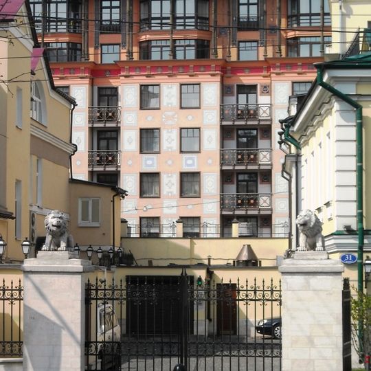 Ограда с пилонами ворот