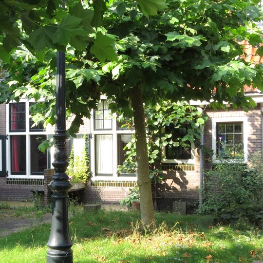 Barend van Namenshof: rijtje met drie hogjeswoningen