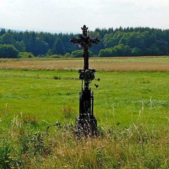 Kříž při polní cestě mezi Kalhovem a Branišovem