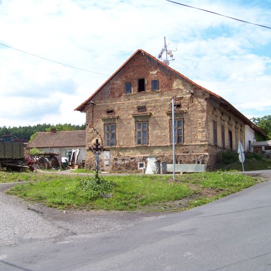 Kříž na hlavní křižovatce ve Svaté