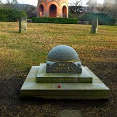 Pomník Marie Fričové v areálu Astronomického ústavu v Ondřejově