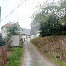 Wohnstallhaus, Auszugshaus und Scheune eines Dreiseithofes Alte Hauptstraße 43; 45