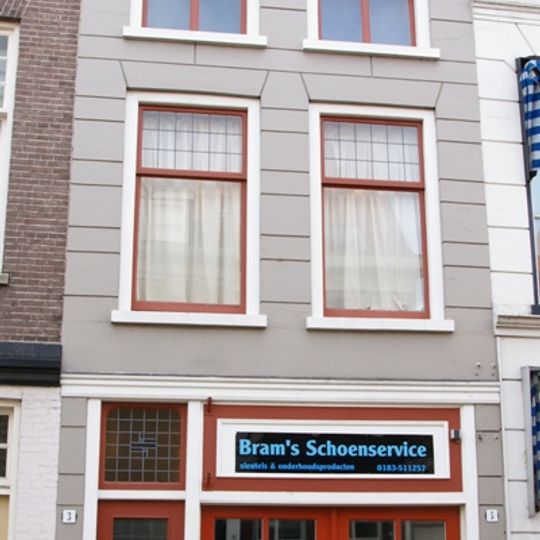 Huis met schilddak en gepleisterde lijstgevel