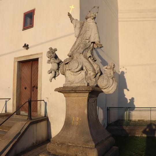 Socha sv. Jana Nepomuckého u kostela sv. Prokopa v Domamili