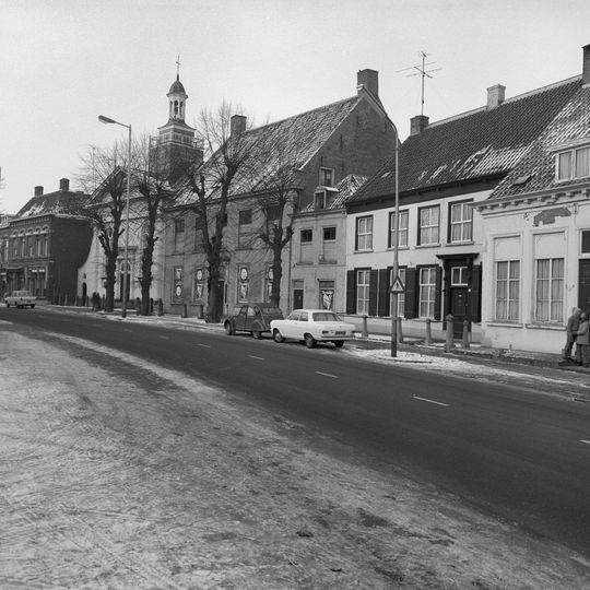 Huis met zadeldak, kroonlijst op klossen, ramen met waaierzwikken