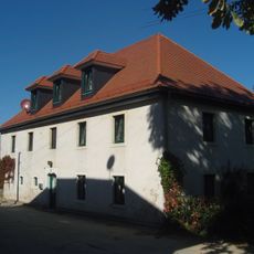 Wohnhaus (ehemaliges Gesindehaus) mit Toreinfahrt zum Schlosshof (Einzeldenkmal zu ID-Nr. 09284105) Dorfstraße 7