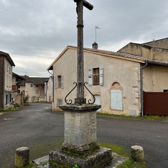 Croix de la place de l'Église d'Uchizy