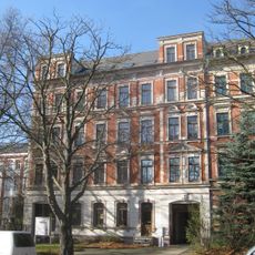 Mietshaus in halboffener Bebauung mit Vorgarten Straße der Nationen 103