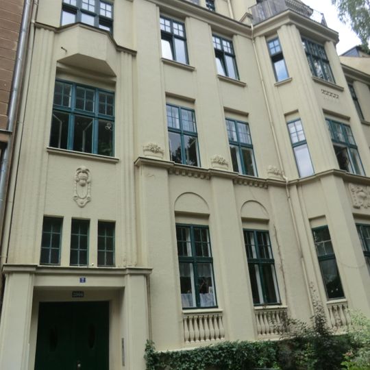 Mietshaus in geschlossener Bebauung mit Vorgarten Brückenstraße 2