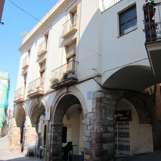 Cases porxades de la Plaça de les Fonts