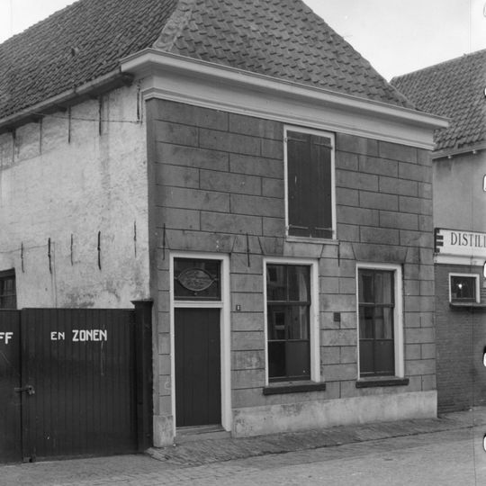 Diep pand met gepleisterde gevel onder rechte lijst en empireramen