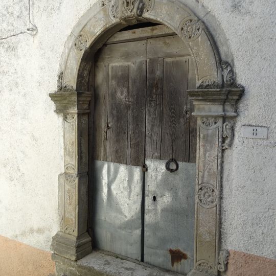 Portale di palazzo Nudo