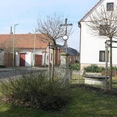 Kříž na rozcestí v Roudnické ulici ve Vědomicích