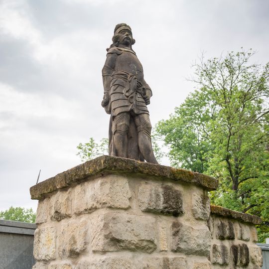 Socha rytíře vpravo na u brány do dvora domu 2 ve Vinecké ulici v Čejeticích