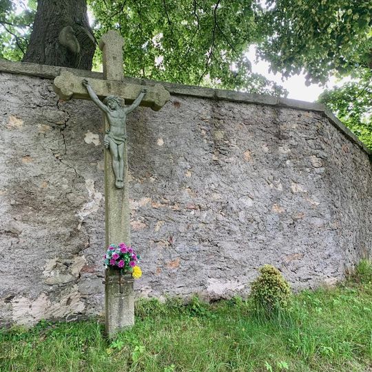 Kříž v Havlíčkově Borové u kostela