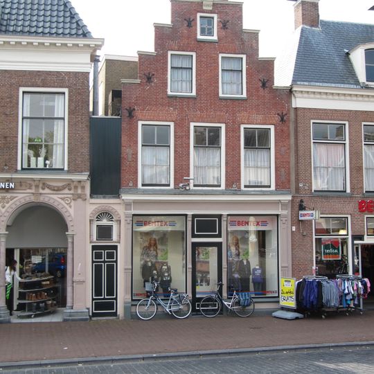 Pand onder zadeldak tegen trapgevel met toppilaster