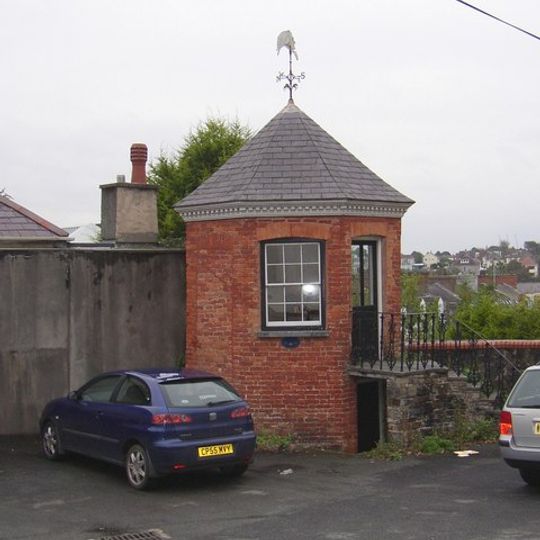 Gazebo to NE of No. 33 Hill Lane