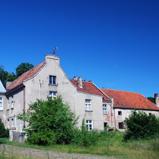 Zamek krzyżacki, ob. dom mieszkalny z kaplicą filialną Św. Trójcy w Grabinach-Zameczku