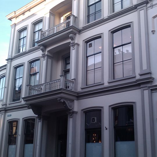 Pand dat met het pand pikeursbaan 2 de afrondende linkerhoek vormt van een in het derde kwart van de 19e eeuw als een symmetrisch geheel ontworpen straatwand