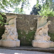 Socle de pierre du monument aux morts de 1870