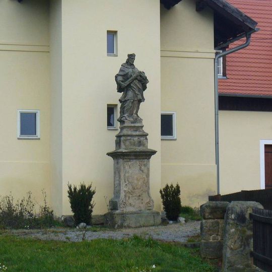 Socha svatého Jana Nepomuckého v zahradě u fary v Bezdězu