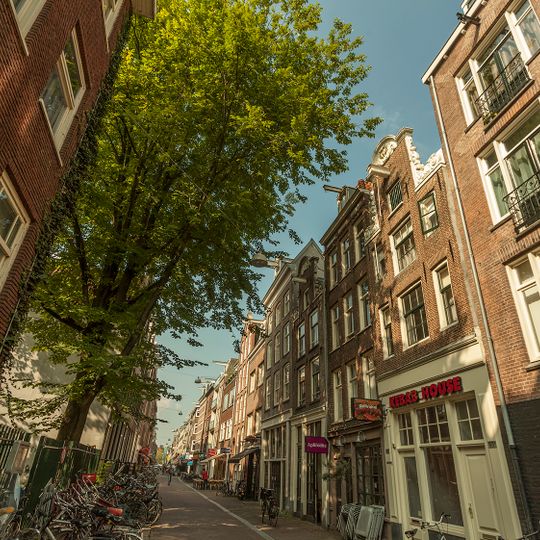 Pand met halsgevel met drie fakkels in de afdekking behoorde oorspronkelijk met nr 91 en 89 tot een groep van drie