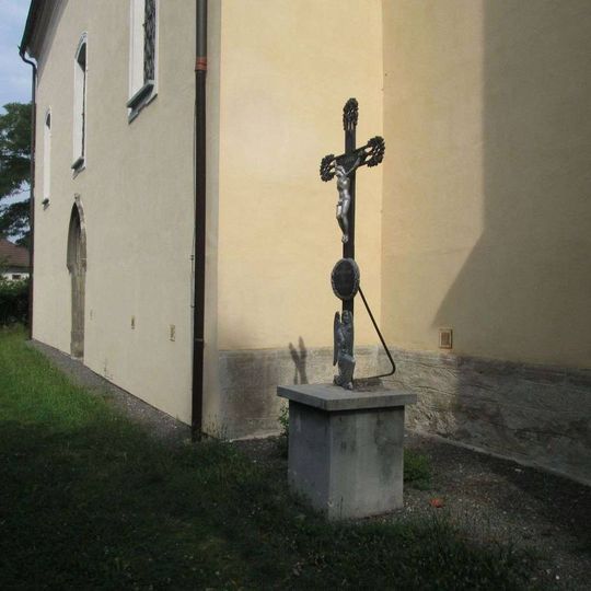 Kříž ve Hrobech u kostela