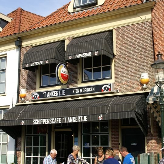 Hoogst eenvoudige panden onder doorlopende rechte kroonlijst