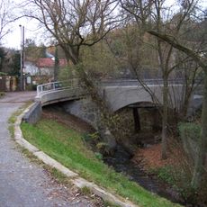 Most ulice K Dubovému mlýnu přes Šárecký potok