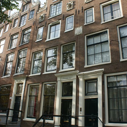 Pand met halsgevel met 2 oeils-de-boeuf