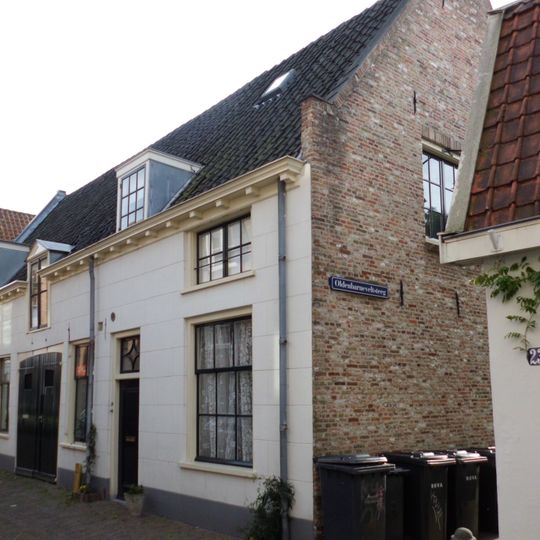 Huis met gepleisterde gevel en klossengoot