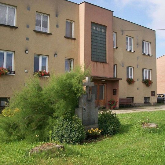 Kříž v Puclicích u bytových domů