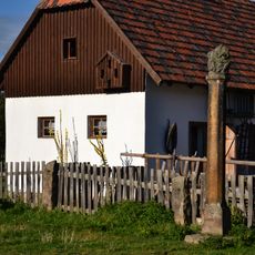 Sloup s Pietou v skanzenu Stará Ves v Chomutově