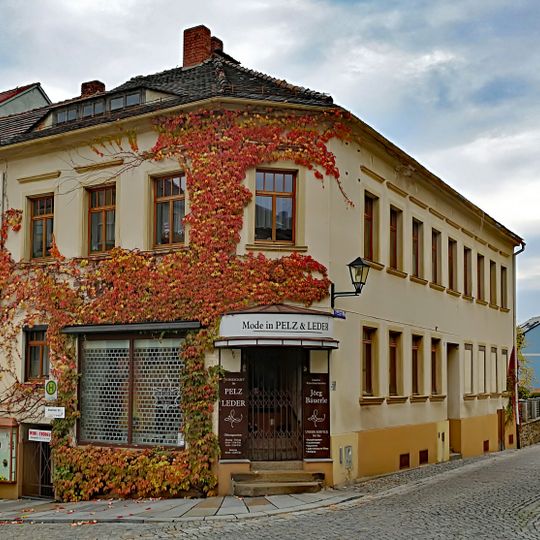 Wohnhaus in geschlossener Bebauung und Ecklage Elstraer Straße 1