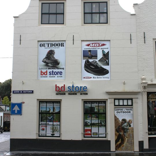 Huis met gepleisterde lijstgevel