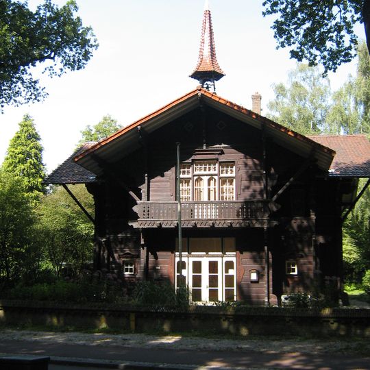 Voormalig koetshuis met inpandige koetsierswoning