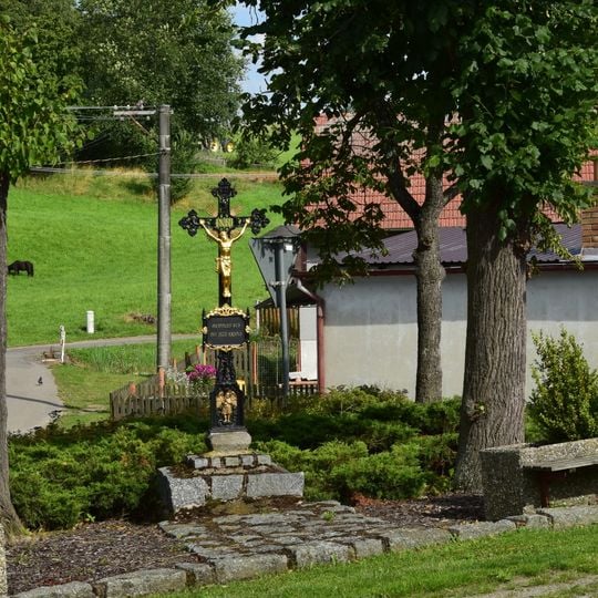 Kříž na rozcestí v Dlouhé Lhotě