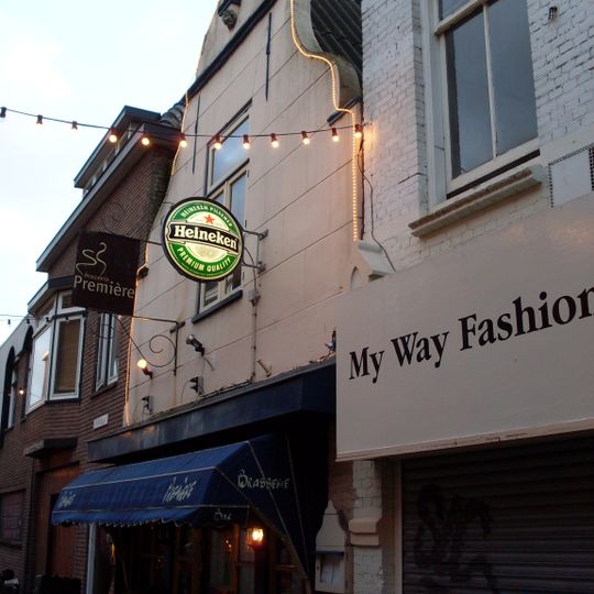 Pand met gepleisterde in- en uitgezwenkte gevel